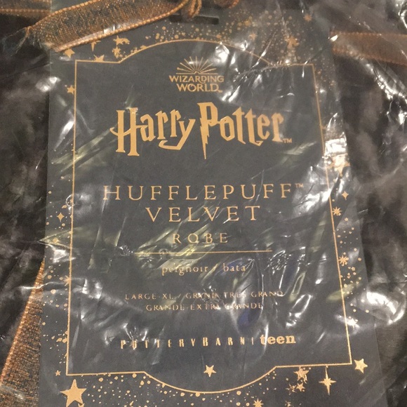 🏰Harry Potter🏰 x Pottery Barn HUFFLEPUFF Teen Velvet Robe - Picture 16 of 16